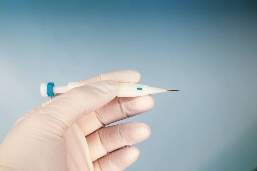 foto di una choi implanter pen utilizzata per un trapianto di capelli dhi