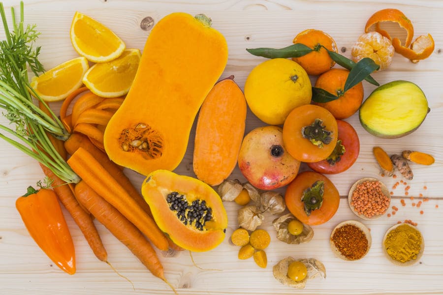 tra i migliori alimenti per rinforzare i capelli troviamo la frutta e la verdura arancione