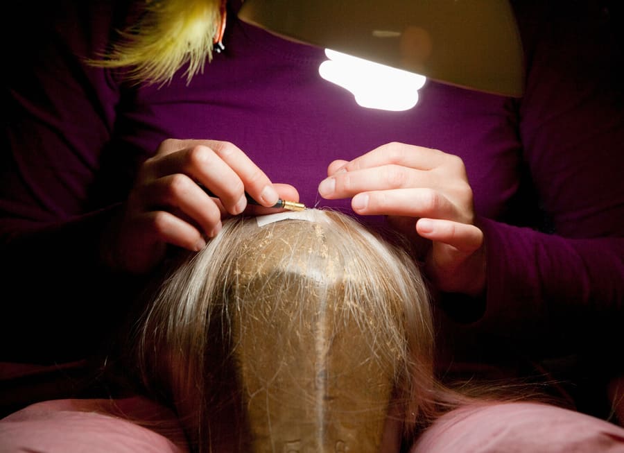 foto di una donna che costruisce una parrucca di capelli veri