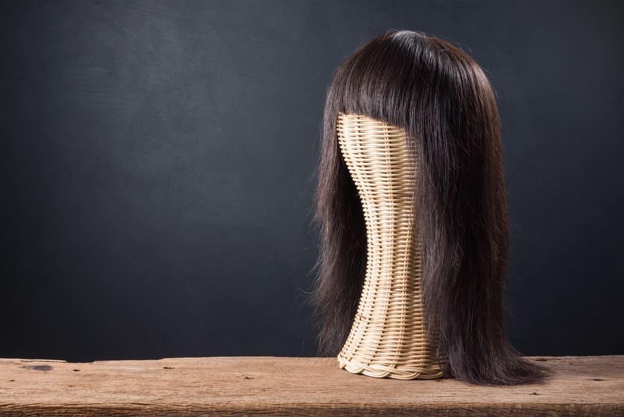 Una parrucca con capelli veri può essere una soluzione per mascherare la calvizie