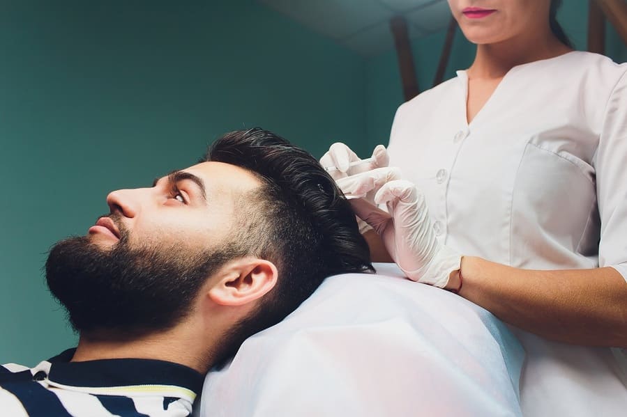 un uomo si sottopone a un trattamento di mesoterapia capelli
