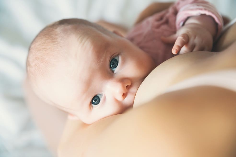 bambino allatta,la caduta dei capelli in allattamento è un fenomeno che colpisce molte donne