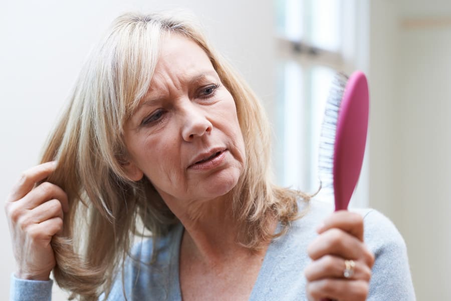 la caduta di capelli in menopausa colpisce le donne tra i 45 e i 55 anni