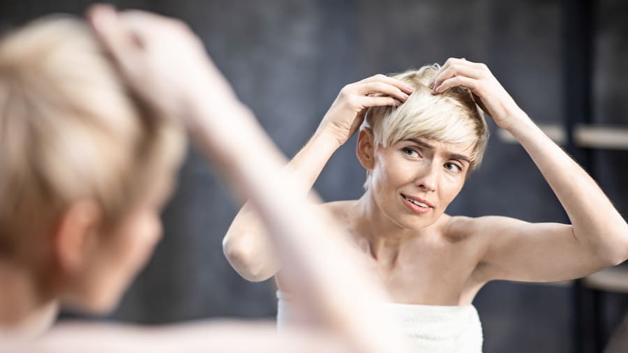 foto di una donna che soffre di caduta di capelli in menopausa