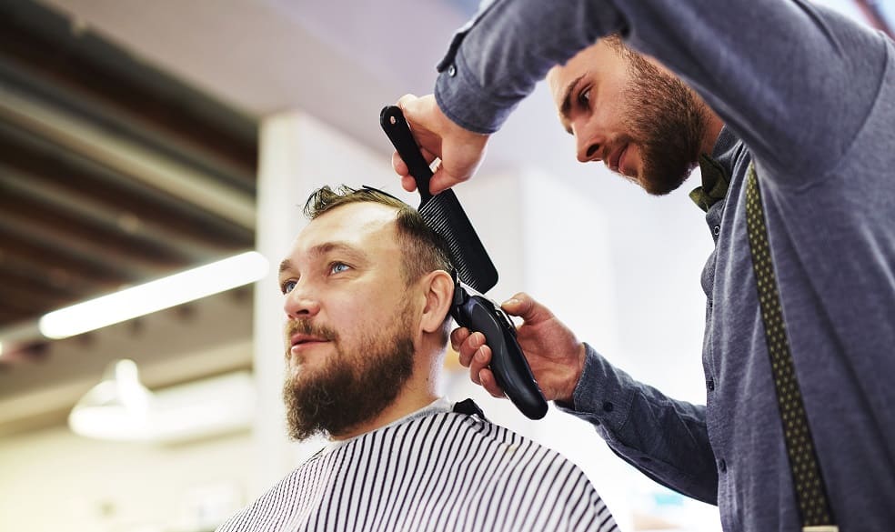 Un taglio di capelli per uomo stempiato può mascherare la calvizie