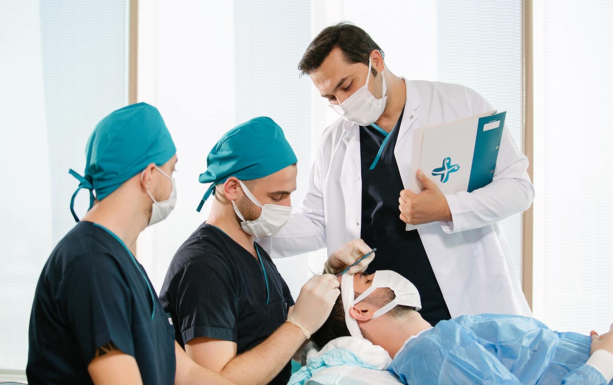 Il Dr. Balwi insieme al suo team medico di Elithair durante un trapianto di capelli