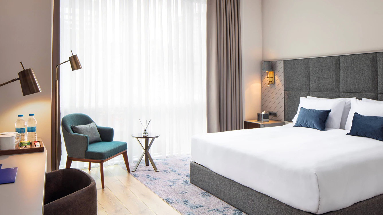 Hotel Delta deluxe guestroom-