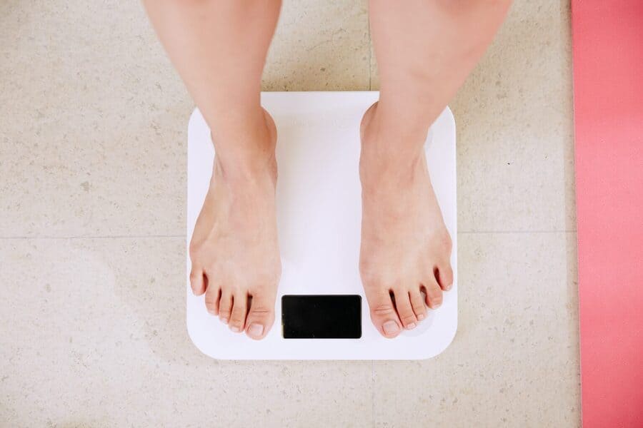 Una donna sulla bilancia controlla la sua perdita di peso dopo la dieta