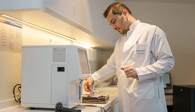 L'immagine mostra il Dr. Balwi mentre esegue un'analisi nel laboratorio Elithair.
