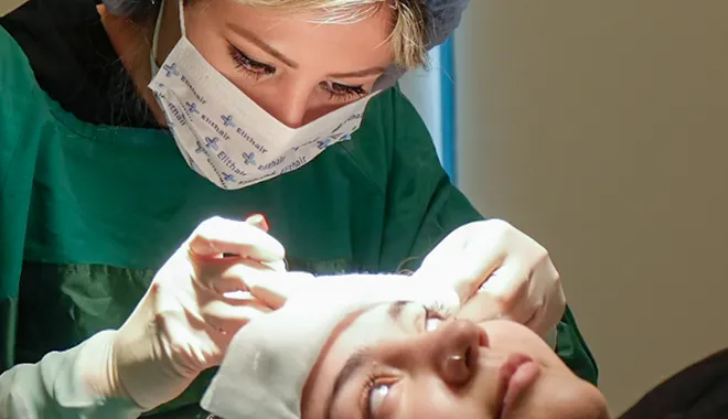 Procedura di trapianto di capelli su una donna presso la clinica Elithair. L'immagine mostra gli specialisti al lavoro per ripristinare la densità e la copertura dei capelli