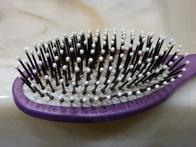 escovar demasiado o cabelo provoca perda capilar
