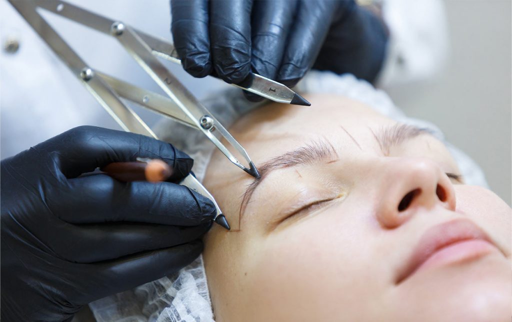 Um médico prepara e concebe o implante de sobrancelhas de um paciente da Elithair.