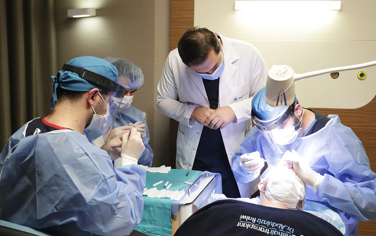 Equipa médica supervisionada pelo Dr. Balwi durante operação de transplante capilar na Elithair