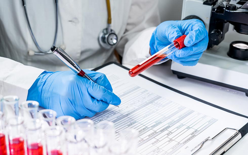 Médico a fazer análises de sangue como parte do Pre-Test System de Elithair