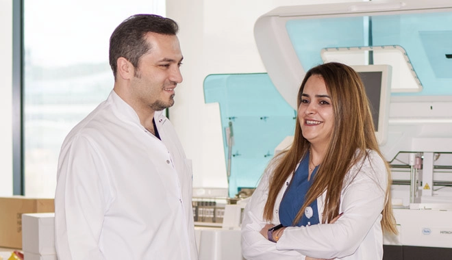 Imagem do Dr. Balwi e de um assistente médico