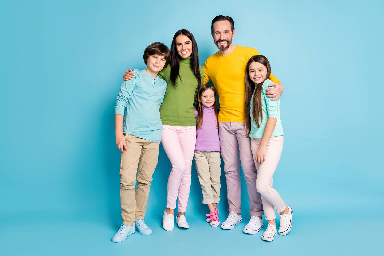 Familia feliz sobre fondo azul