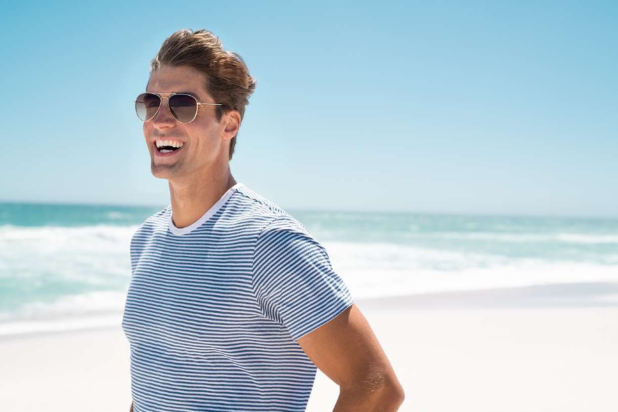 Hombre en la playa con gafas de sol