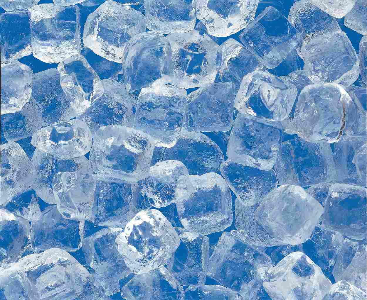 Cubos de hielo sobre fondo azul