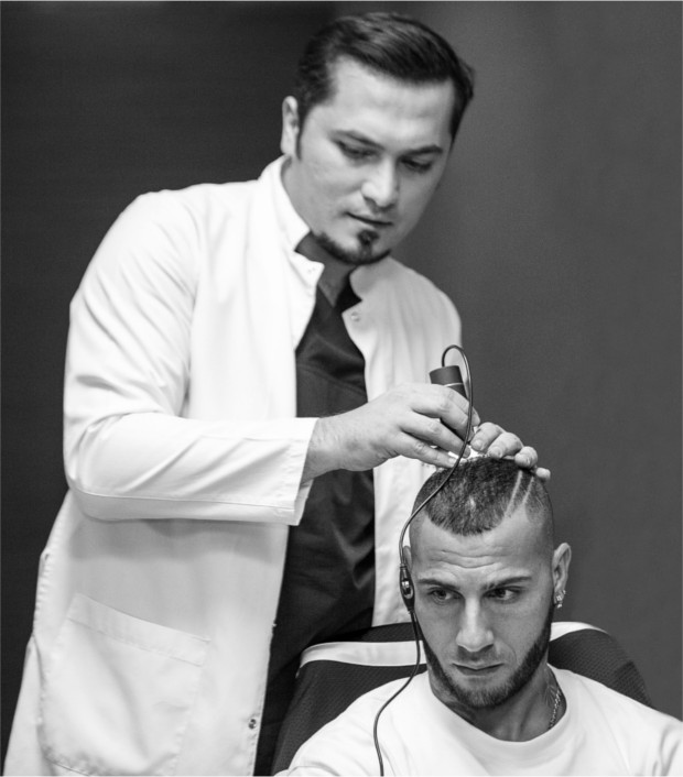 El Dr. Balwi durante la revisión del pelo de Ricardo Quaresma en Elithair