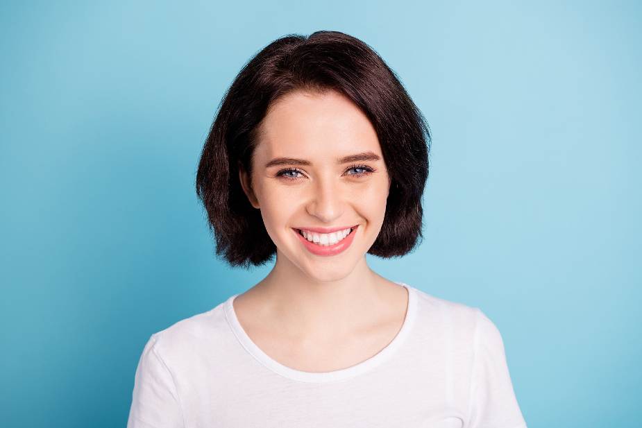 mujer sonríe con un corte de pelo corto