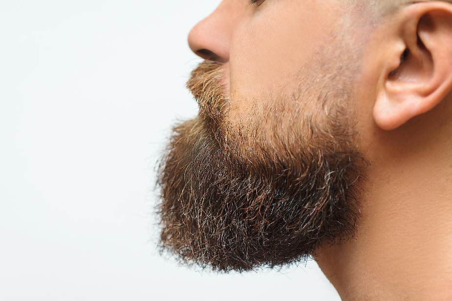 Primer plano de barba rubia