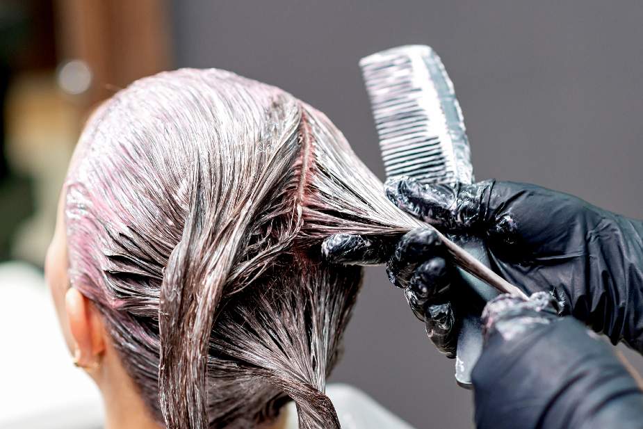 Mujer tiñéndose el cabello de un color de fantasía