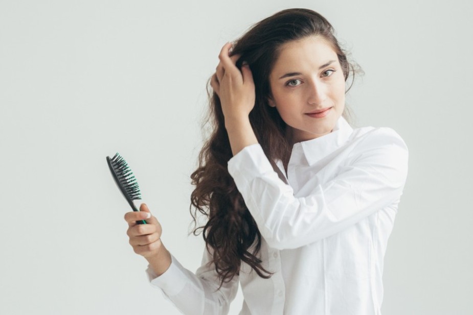 Mujer cepillándose el cabello