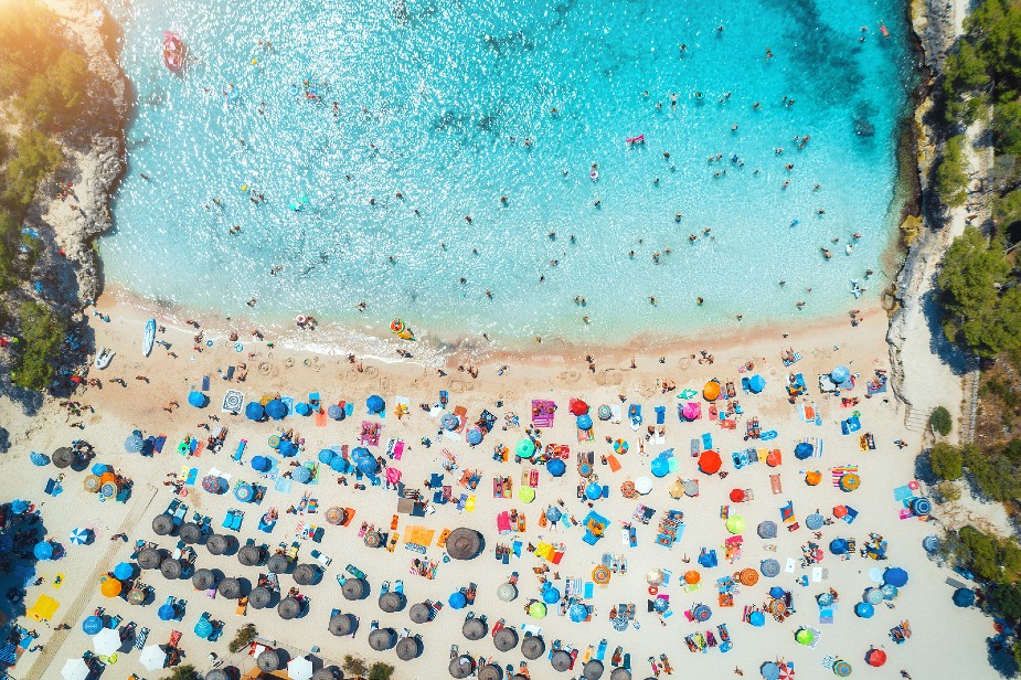 Playa española en Baleares llena de gente