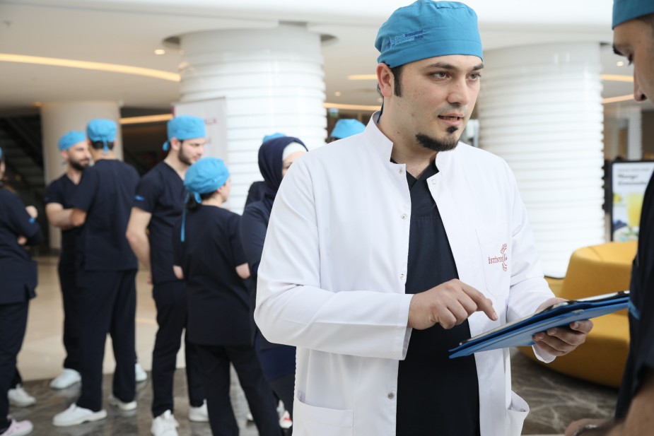El Dr. Balwi y su equipo médico en la clínica Elithair de Estambul, Turquía.