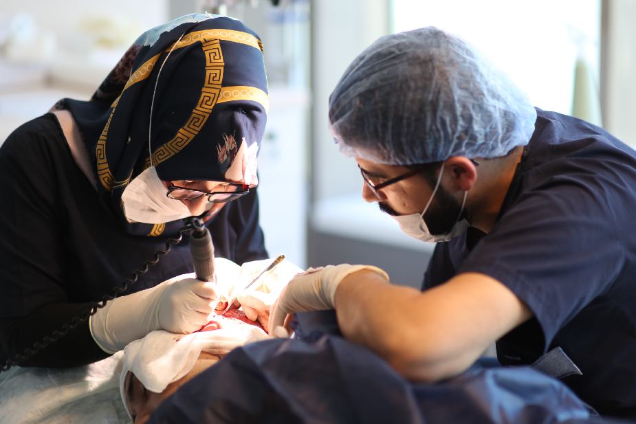 Equipo del Dr. Balwi realizando uno de los tratamientos capilares más populares en Turquía: el trasplante FUE
