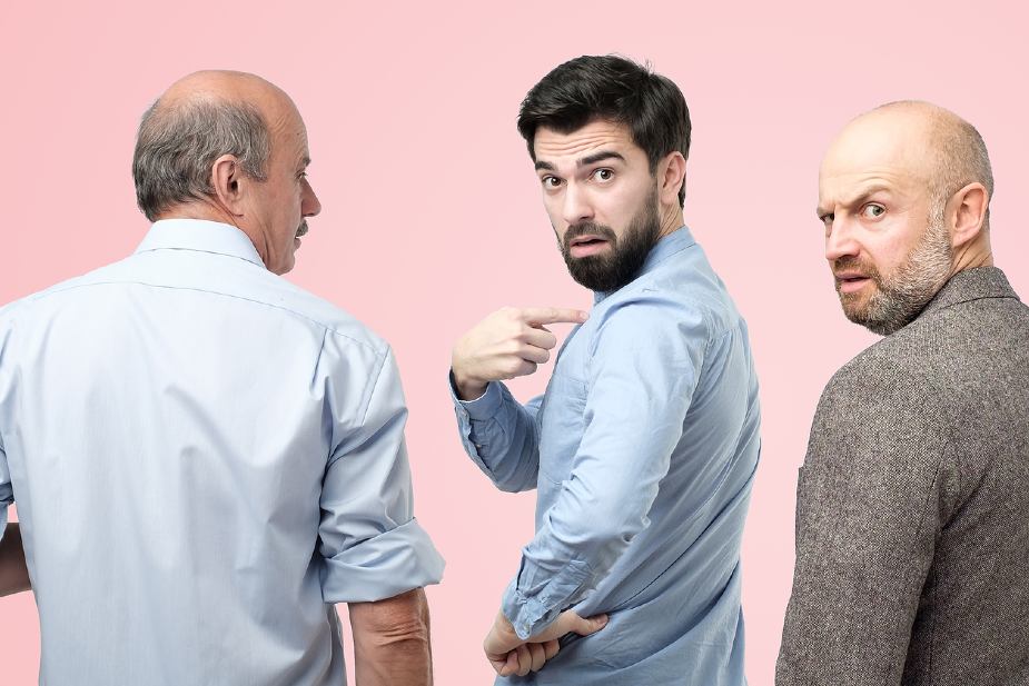 Tres hombres haciéndose una pregunta