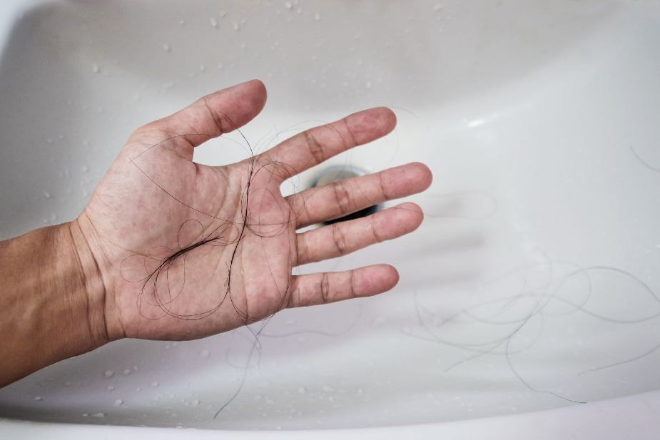 A un hombre se le cae el pelo por radioterapia en el lavabo