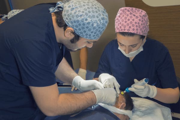 Dr Balwi asiste a un especialista durante la administración de la anestesia "Comfort-In"