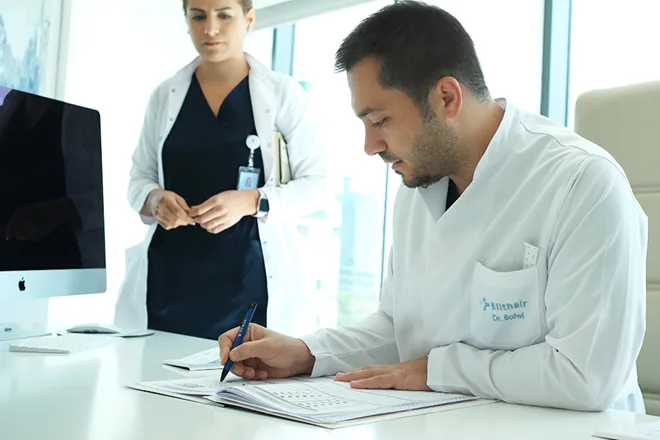 Dr. Balwi explicando el costo del trasplante de cabello en Elithair, clínica especializada en trasplantes capilares.