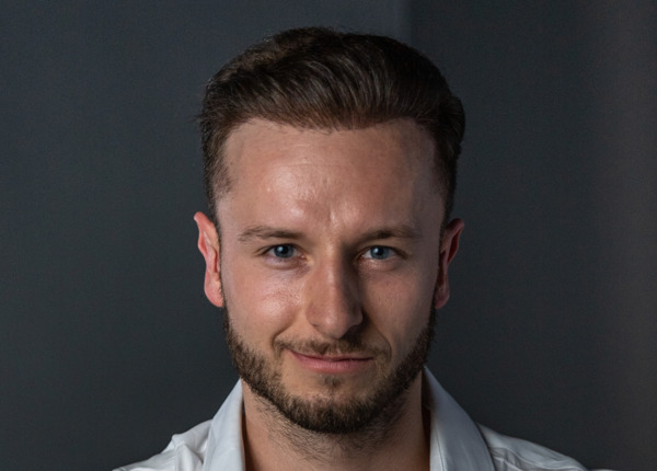 A happy man after having a DHI hair transplant at Elithair